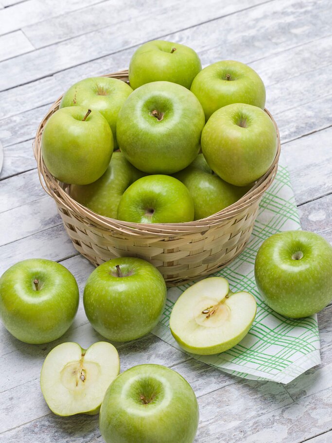 Grüne Äfel der Sorte Granny Smith in einem Korb | © iStock | ozgurdonmaz