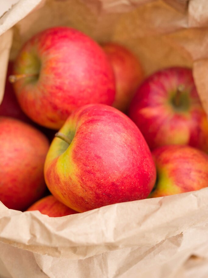 Äpfel der Sorte Rubens in einer Papiertüte | © iStock | 221A