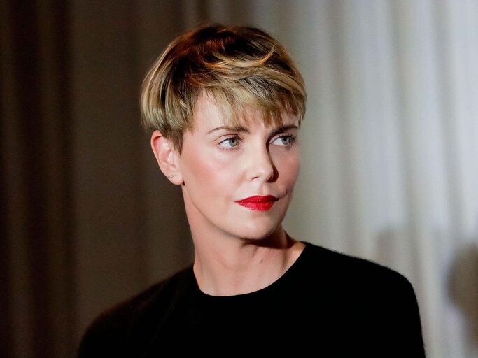 Charlize Theron mit einem fransig geschnittenen Pagenkopf | © Getty Images |  Tibrina Hobson