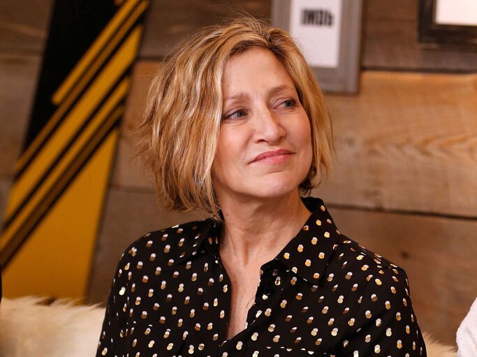 Schauspielerin Edie Falco trägt einen kompakten Bob mit Babylights | © Getty Images | Rich Polk