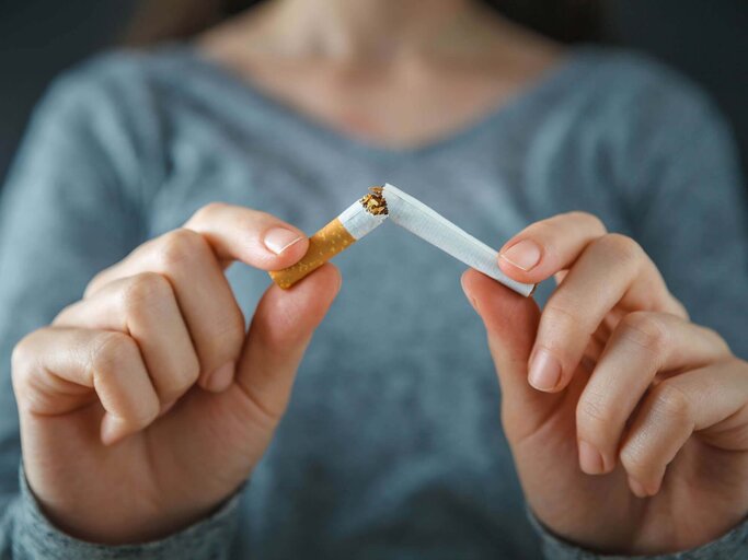 Frau zerbricht eine Zigarette  | © iStock | Sezeryadigar