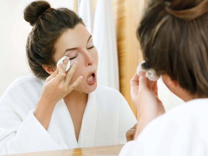 Frau entfernt Augen-Make-up mit einem Wattepad | © iStock | privetik