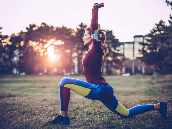 Frau macht Sport im Park. | © iStock | svetikd