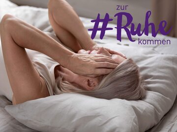 Ältere Frau liegt im Bett und hat mit innerer Unruhe zu kämpfen. | © iStock | fizkes