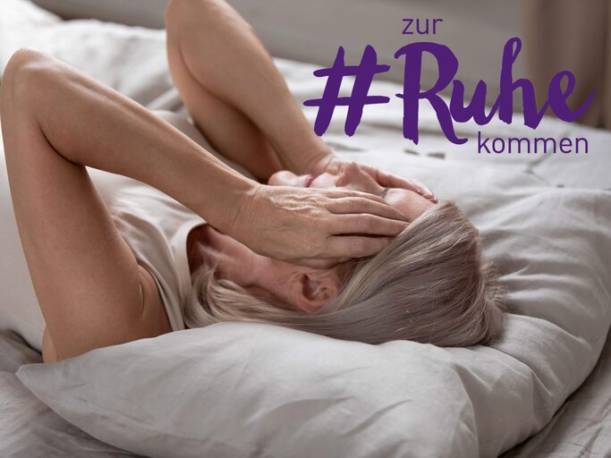 Ältere Frau liegt im Bett und hat mit innerer Unruhe zu kämpfen. | © iStock | fizkes