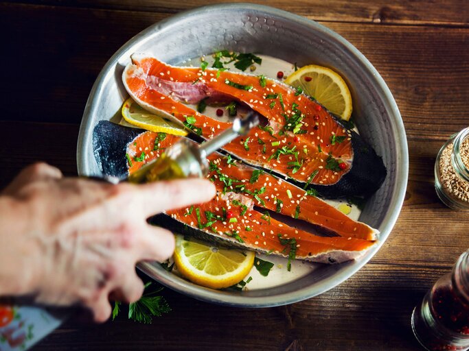 Teller aus Blech mit frischem Lachs und Zitronen. | © iStock | esseffe