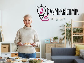 Reife Frau hält Nervennahrung in den Händen | © iStock.com | AnnaStills