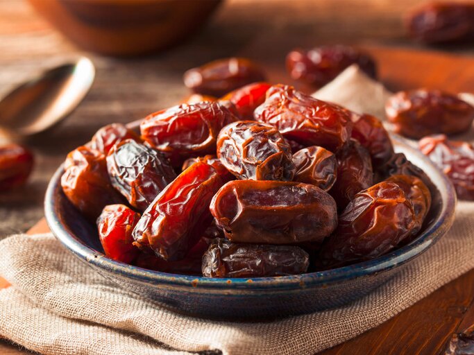 Portion Datteln in einer Metalschüssel. | © iStock.com / bhofack2