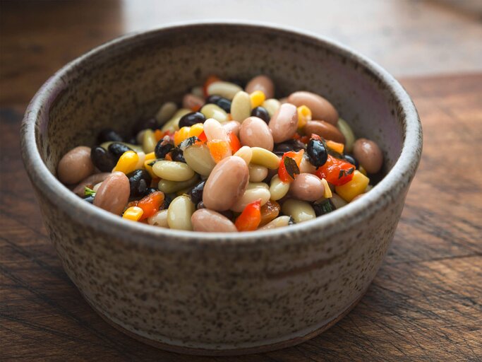 Gemischter Bohnensalat in einer Schüssel. | © iStock.com / john shepherd