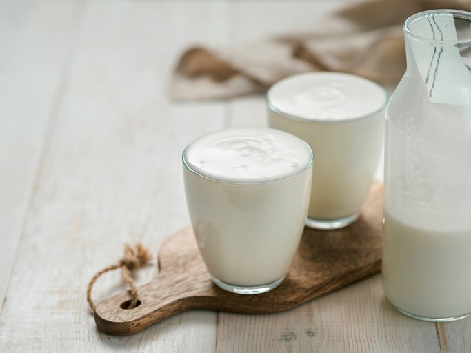 Zwei Gläser gefüllt mit Kefir. | © iStock.com / Fascinadora