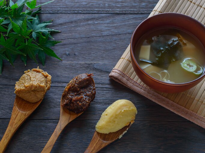 Misopasten und Misosuppe | © iStock. com / TatayaKudo