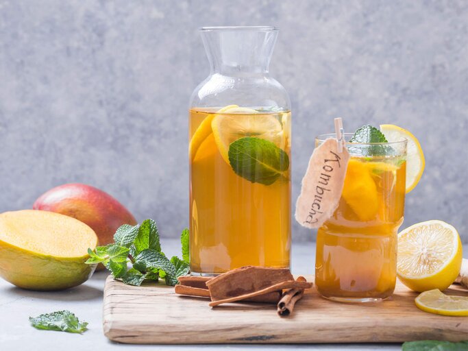 Kombucha Pilz Tee, Kombucha. Methode der Vorbereitung und Cocktails in Flaschen | © iStock.com / gorchittza2012