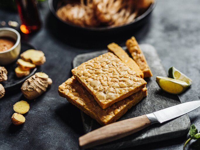 Zubereitung eines veganen Gerichtes mit Tempeh | © iStock.com / alvarez