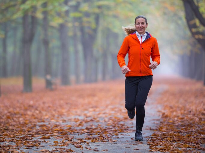 Glückliche Frau joggt im Park. | © iStock.com / amriphoto