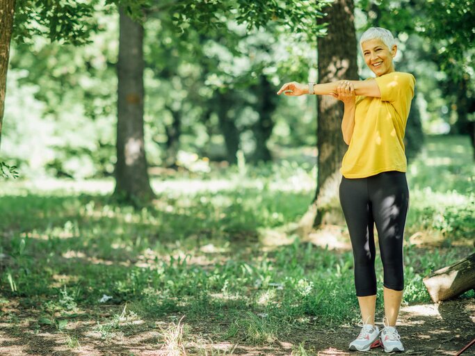 Reife Frau macht draußen Stretching | © gettyimages.de |  Stevica Mrdja / EyeEm