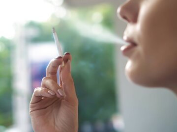 Frau raucht Zigarette | © gettyimages.de | Panksvatouny