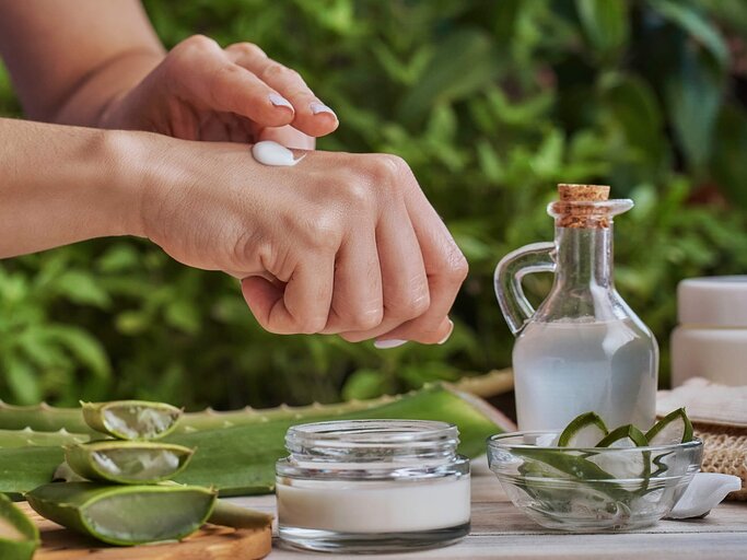 Frau trägt Aloe Vera auf ihre Haut auf | © gettyimages.de | apomares