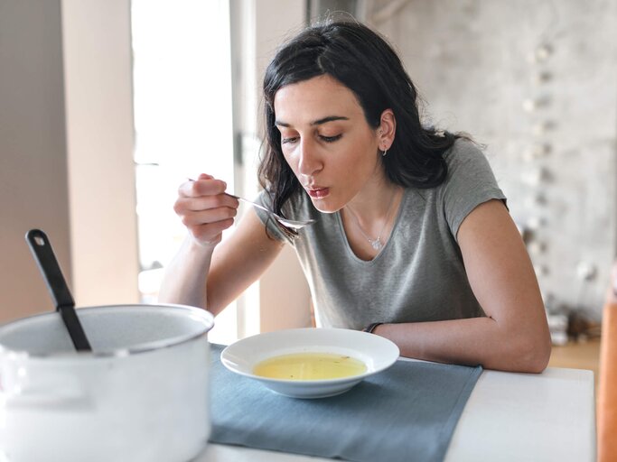 Kranke Frau isst Suppe | © gettyimages.de / vgajic