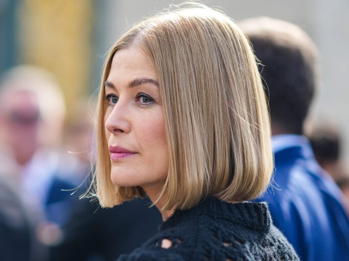 Schauspielerin Rosamund Pike auf der Paris Fashion Week | © Getty Images/  Edward Berthelot 