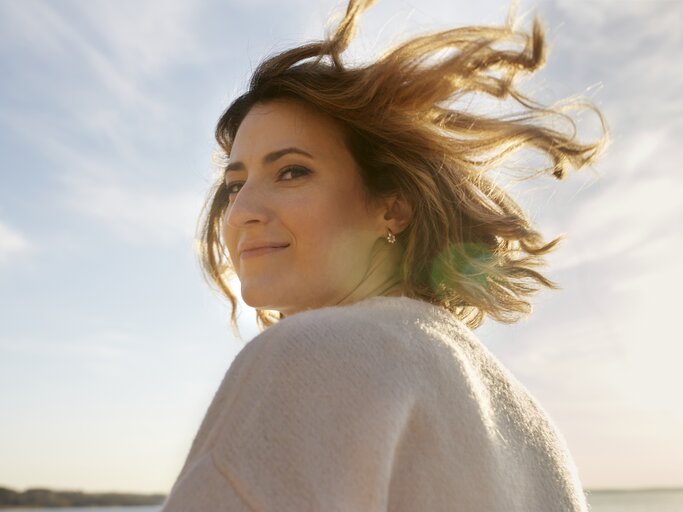 Schöne Frau mit vom Winde verwehte Haare | © gettyimages.de / OR Images