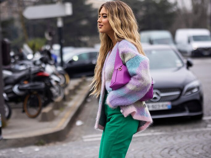 Frau trägt Cardigan in bunten Farben | © gettyimages.de / Claudio Lavenia