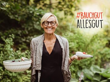 Reife Frau im Garten mit Schüssel voll Salat in der Hand | © Getty Images/Maskot