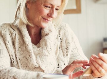 Frau schaut auf ihr Handy | © Caiaimage/Sam Edwards, Getty Images