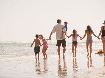 Familie am Strand | © Stephen Simpson, Getty Images