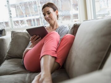 Ältere Frau auf der Couch mit einem iPad.  | © Getty Images | Hero Images