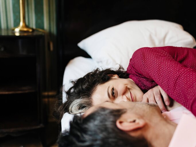 Platonische Liebe: Paar blickt sich innig in die Augen | © Getty Images/Hinterhaus Productions