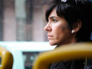 Frau blickt nachdenklich aus dem Fenster im Bus | © Getty Images/Javier Snchez Mingorance / EyeEm