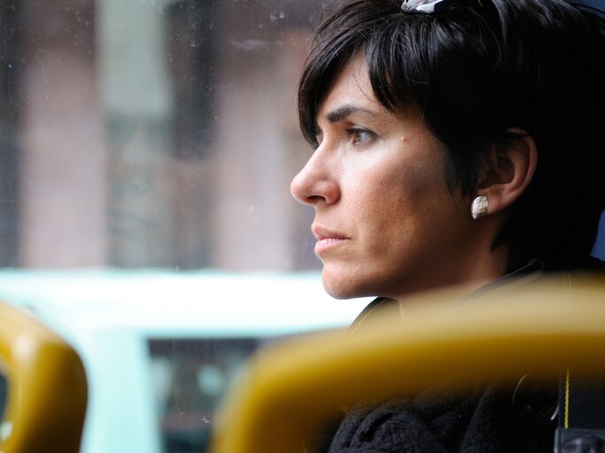 Frau blickt nachdenklich aus dem Fenster im Bus | © Getty Images/Javier Snchez Mingorance / EyeEm