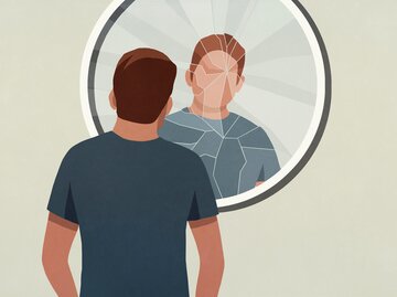 Die Symptome eines Narzissten: Mann blickt in einen zerbrochenen Spiegel | © Getty Images/Malte Mueller