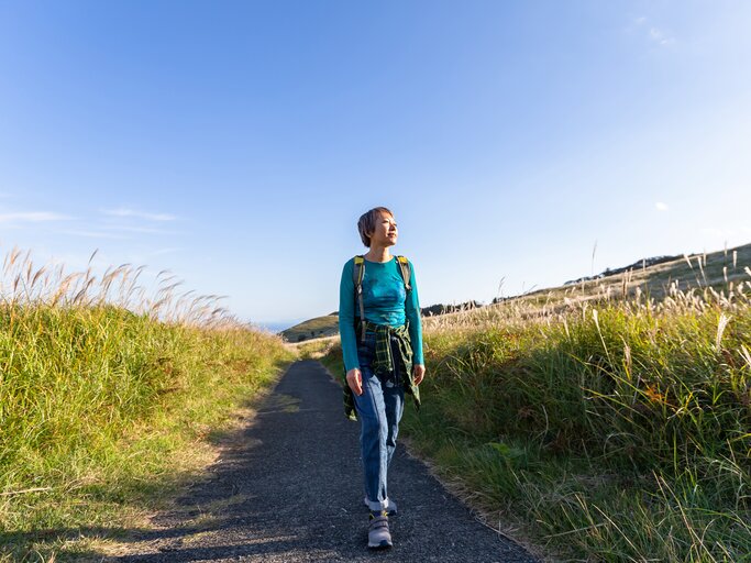 Frau ist in der Natur beim Walken | © GettyImages/Susumu Yoshioka