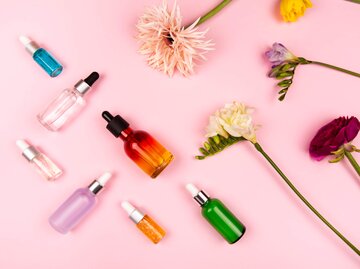 Beauty Produkte auf pinkem Hintergrund | © gettyimages.de | Anna Efetova