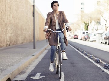 Frau fährt auf dem Fahrrad | © Getty Images/	Westend61