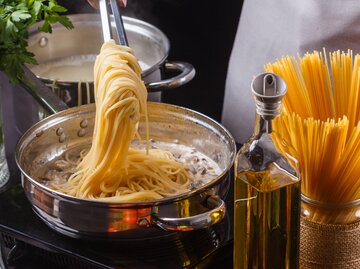 Spaghetti in kochendem Wasser | © Getty Images/	Andrii Pohranychnyi