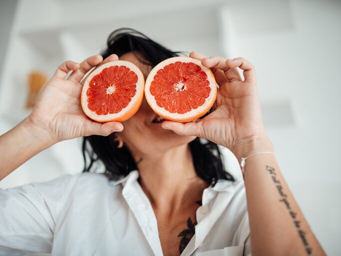 Frau hält zwei Grapefruits | © Getty Images/Ol'ga Efimova / EyeEm