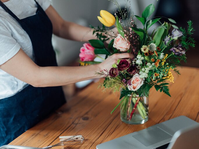 Frau richtet Blumenstrauß an | © Getty Images/	Oscar Wong