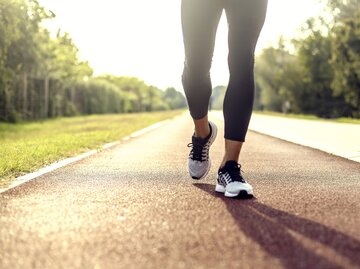 Sportliche Frau macht 10.000 Schritte | © Getty Images/GoodLifeStudio