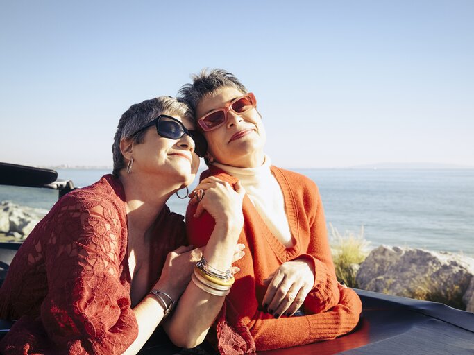 Zwei reife Frauen sind glücklich am See | © Getty Images/	The Good Brigade