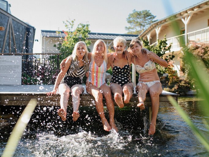 Reife Frauen im Badeanzug haben gemeinsam Spaß | © Getty Images/Halfpoint Images