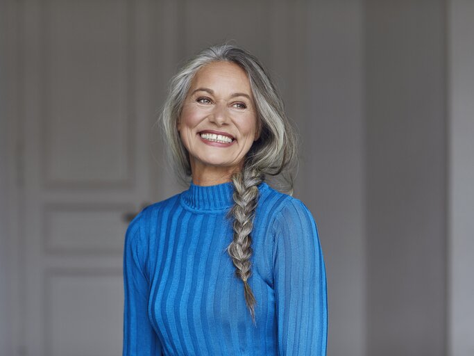 Schöne reife Frau mit grauen Haaren | © GettyImages/Westend61