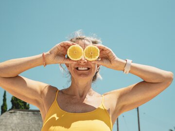 Frau hat Spaß mit Zitronen | © Getty Images/SolStock