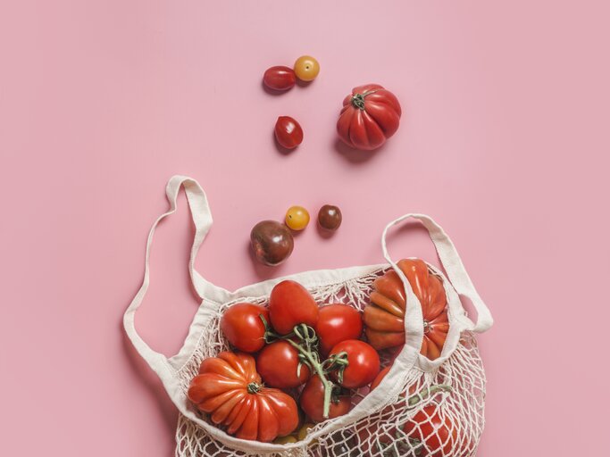 Netz mit Tomaten | © GettyImages/	VICUSCHKA
