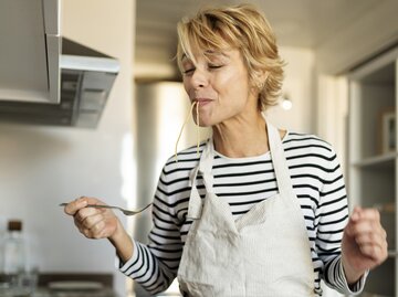 Blonde Frau kocht leidenschaftlich Pasta | © Getty Images/Westend61