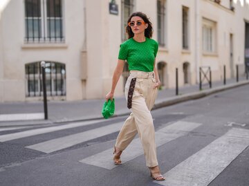 Alexandra Pereira trägt die Trendfarbe Grün | © Getty Images/Edward Berthelot