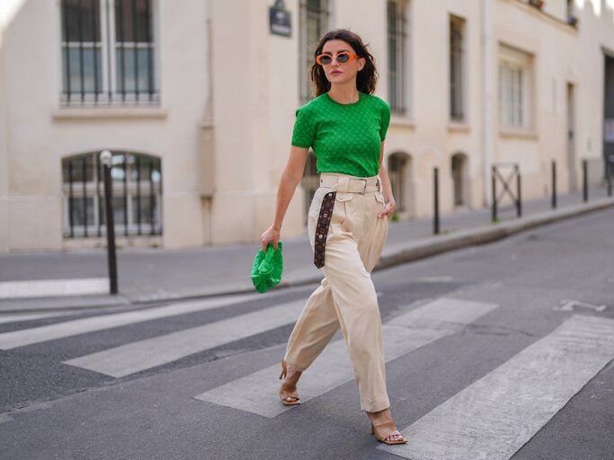 Alexandra Pereira trägt die Trendfarbe Grün | © Getty Images/Edward Berthelot