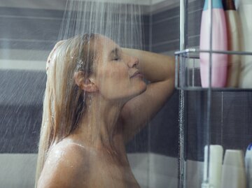 Frau duscht sich | © Getty Images/vgajic