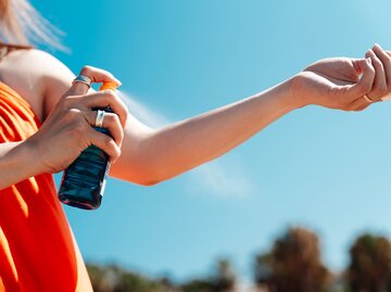 Frau verwendet After Sun Lotion | © Getty Images/	Oscar Wong